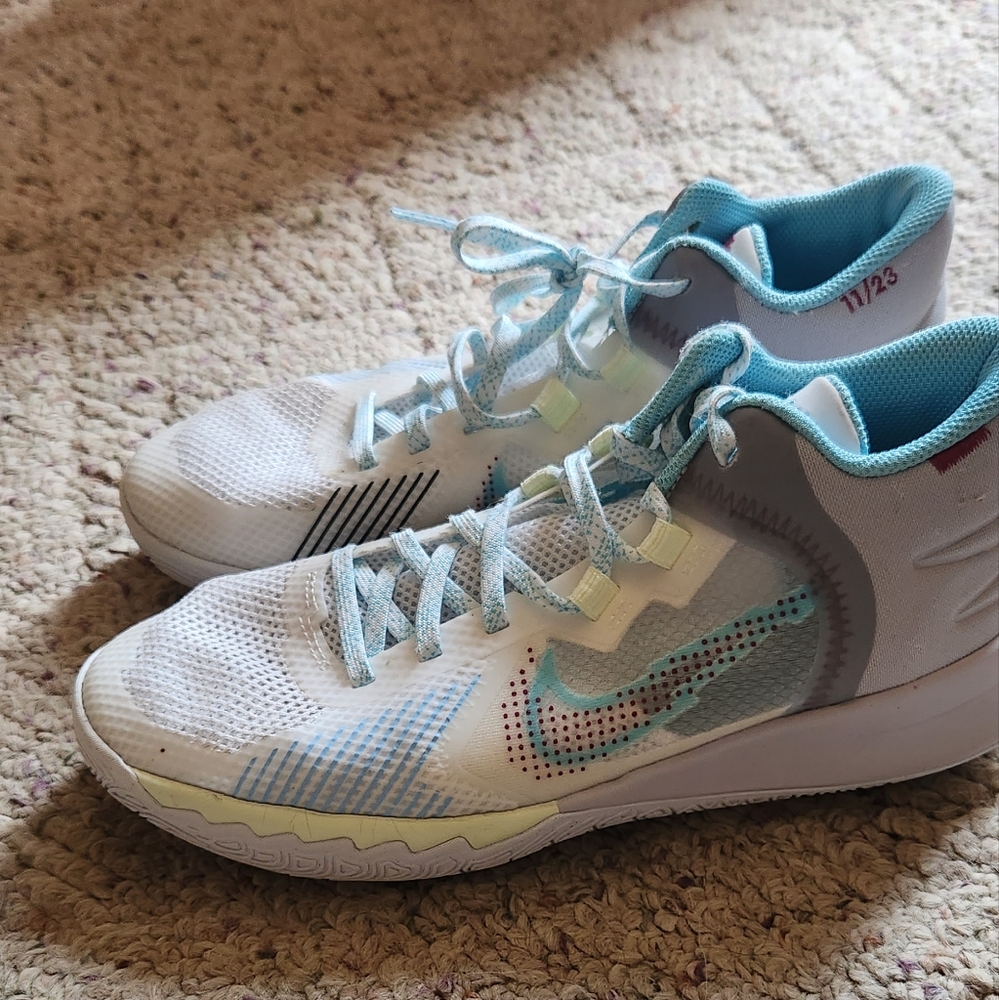 Nike Kyrie Flytrap Basketball Shoes Girls 6Y